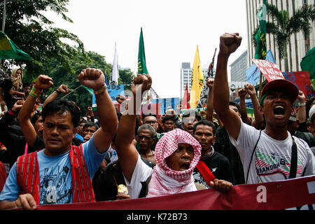 Manila, Filippine. Xv Sep, 2017. manifestanti chant slogan come essi detengono un breve programma a Kalaw avenue. comprendente la maggior parte delle popolazioni indigene di Mindanao, centinaia hanno marciato verso l ambasciata degli Stati Uniti in Roxas Boulevard solo di essere bloccato dal controllo della folla gli ufficiali di polizia a Kalaw avenue, a poche centinaia di metri dall'ambasciata locali. Credito: j gerard seguia/zuma filo/alamy live news Foto Stock