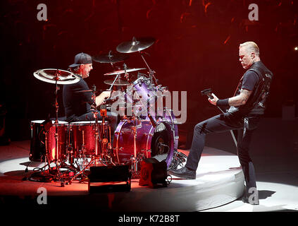 Colonia, Germania. Xiv Sep, 2017. James hetfield, cantante e chitarrista con la us heavy metal band metallica, e il batterista Lars Ulrich (l) esecuzione all'inizio del loro tour europeo presso la Lanxess Arena di Colonia, Germania, 14 settembre 2017. foto: Oliver berg/dpa/alamy live news Foto Stock