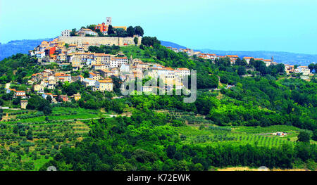 Motovun, cittadella e pittoresco villaggio, regione dell'Istria, Croazia Foto Stock