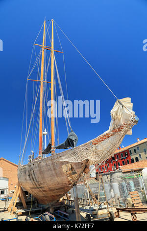 Barca a vela la riparazione in cantiere, isola della Giudecca Foto Stock