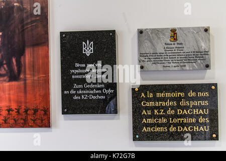 Piastre commemorative nel panorama internazionale del memoriale del campo di concentramento di Dachau Foto Stock