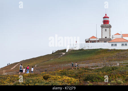 Cabo da Roca, Portogallo - agosto 14, 2017: il turista di passaggio a piedi vicino al faro di Cabo da Roca, attrazione popolare e limite dell'Europa continentale Foto Stock