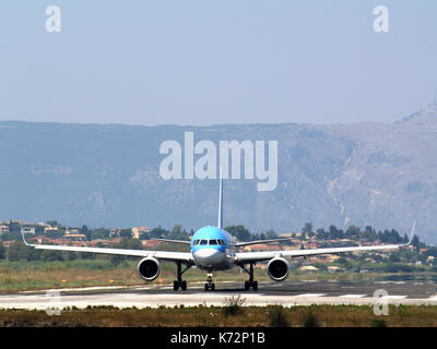 TUI airlines, il numero di volo G-OOBN decollare in Ioannis Kaposistrias aeroporto Corfu, Grecia Foto Stock