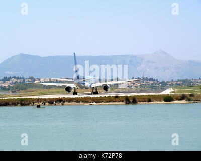 TUI airlines, il numero di volo G-OOBN decollare in Ioannis Kaposistrias aeroporto Corfu, Grecia Foto Stock