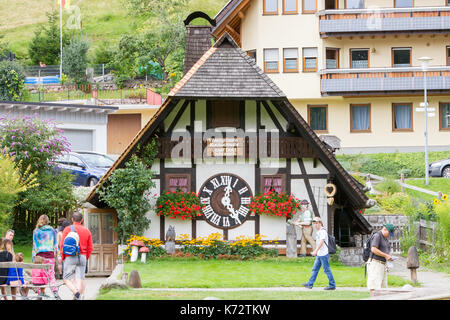 Triberg, Germania - 21 agosto 2017: il più grande orologio a cucù del mondo  a schonach Foto stock - Alamy