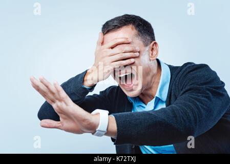 Ha sottolineato l'uomo non riesco a vedere niente sopra lo sfondo Foto Stock