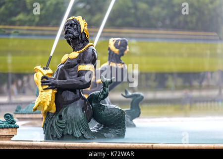 Close up Fontaine des Mers sulla Place de la Concorde a Parigi, Francia Foto Stock