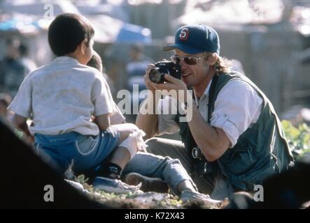 Spy Game Year : 2001 Uk / Usa Director : Tony Scott Brad Pitt Photo: Keith Hamshere. È vietato riprodurre la fotografia in un contesto di promozione del film. Deve essere accreditata alla Società del Film e/o al fotografo assegnato da o autorizzato da/autorizzato sul set dalla Società del Film. Limitato All'Uso Editoriale. Photo12 non concede i diritti di pubblicità delle persone rappresentate. Foto Stock