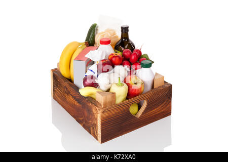 Concetto di consegna. gabbia in legno con negozi di generi alimentari, frutta, verdura, alimenti e bevande isolati su sfondo bianco. Foto Stock