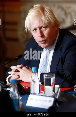 Segretario di Stato per gli affari esteri boris johnson durante un incontro con il segretario di Stato statunitense rex tillerson a Lancaster House di Londra. Foto Stock