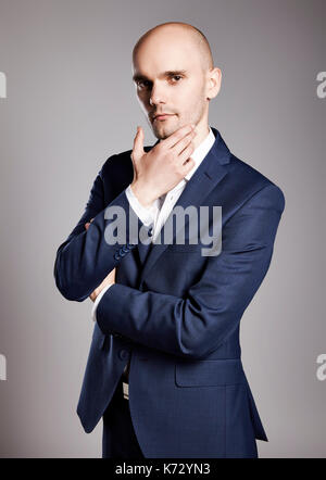 Ritratto di giovane imprenditore calvo guardando la fotocamera. Foto Stock