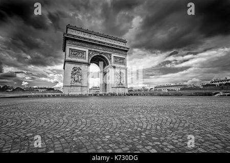 Nuvole scure provenienti oltre l'Arc de Triomphe a Parigi, Francia Foto Stock