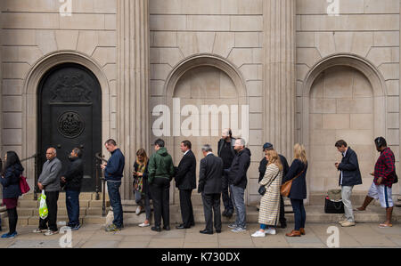 Coda di persone al di fuori della banca di Inghilterra a Londra, per lo scambio di denaro per i nuovi dieci pound nota dotato di Jane Austen. Foto Stock