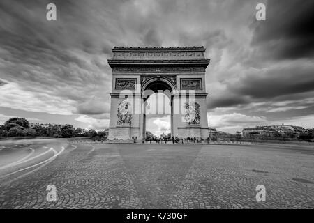 Nuvole scure provenienti oltre l'Arc de Triomphe a Parigi, Francia Foto Stock