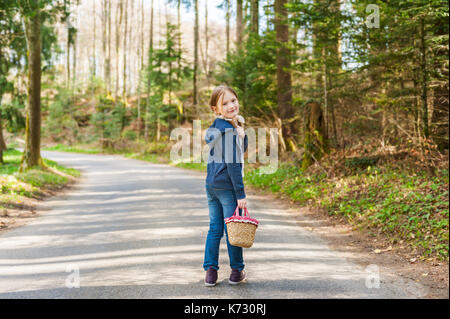 Autunno ritratto di un simpatico bambina nella foresta in una giornata di sole Foto Stock