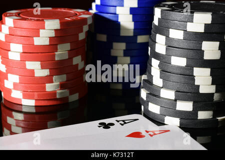 Coppia di Assi mano di poker close up. pile di poker chips su sfondo. Foto Stock