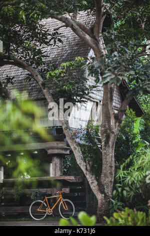Vecchio fixie bicicletta come decorazione di hotel nel villaggio di stile rustico in bali natura tropicale Foto Stock