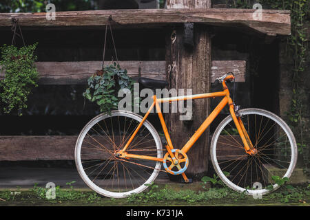 Vecchio fixie bicicletta come decorazione di hotel nel villaggio di stile rustico in bali natura tropicale Foto Stock
