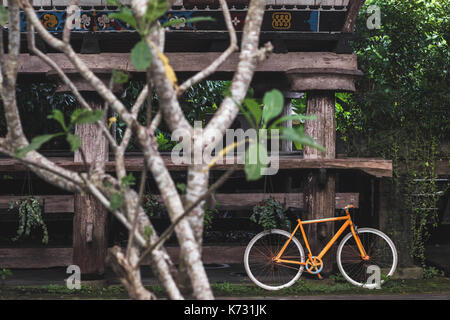 Vecchio fixie bicicletta come decorazione di hotel nel villaggio di stile rustico in bali natura tropicale Foto Stock
