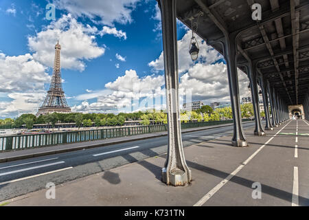 La torre Eiffel come visto da un passaggio pedonale Foto Stock