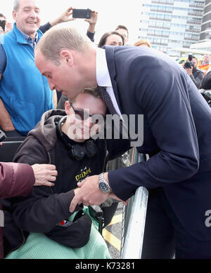 Il duca di cambridge abbracci katie daley durante la sua visita a Eglinton university hospital dove ha inaugurato la nuova assistenza urgente e trauma center. Foto Stock