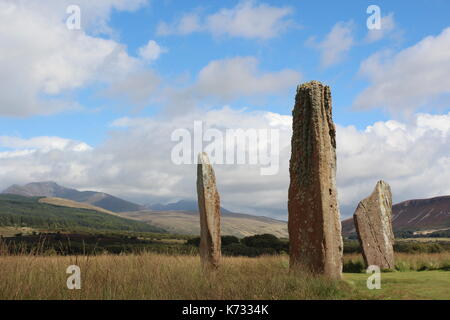 Antico cerchio di pietra sull'isola di Arran, Scozia nella parte anteriore delle montagne Foto Stock