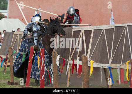 San Pietroburgo, Russia - 9 luglio 2017: Cavalieri armati sui cavalli che partecipano al torneo di giostre durante il progetto di storia militare Foto Stock