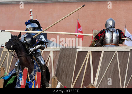 San Pietroburgo, Russia - 9 luglio 2017: Cavalieri armati sui cavalli che partecipano al torneo di giostre durante il progetto di storia militare Foto Stock