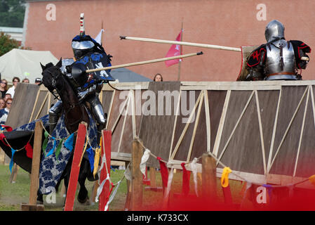 San Pietroburgo, Russia - 9 luglio 2017: Cavalieri armati sui cavalli che partecipano al torneo di giostre durante il progetto di storia militare Foto Stock