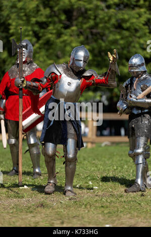 San Pietroburgo, Russia - Luglio 9, 2017: blindata cavalieri preparando per il torneo durante la storia militare progetto battaglia sulla Neva presso San Pietro e Foto Stock