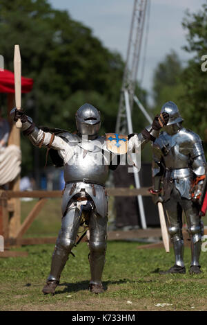 San Pietroburgo, Russia - Luglio 9, 2017: blindata cavalieri preparando per il torneo durante la storia militare progetto battaglia sulla Neva presso San Pietro e Foto Stock
