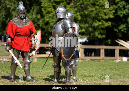 San Pietroburgo, Russia - Luglio 9, 2017: blindata cavalieri preparando per il torneo durante la storia militare progetto battaglia sulla Neva presso San Pietro e Foto Stock