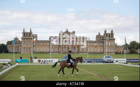 L'Irlanda di jonty evans in sella alla sua folla finanziato cavallo acquistato chiamato cooley rorkes drift il giorno 2 della ssangyong Blenheim Palace International Horse Trials a Woodstock, oxfordshire. Foto Stock