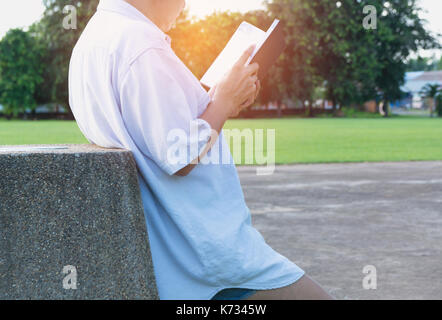 La donna la lettura di un libro gode del resto. donna mano che tiene un libro per leggere. concetti di riposo e comfort. Foto Stock