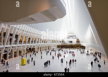 Persone non identificate a occhio di new york. Foto Stock