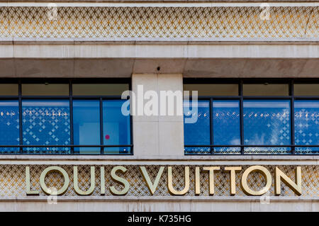 Vista a Louis vuitton shop in parigi, francia. Foto Stock