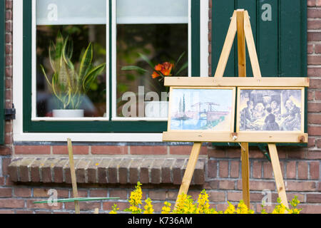 Display residenti Vincent Van Gogh poster in casa dal Kroller Muller museum, durante il festival tradizionale, Otterlo, Paesi Bassi Foto Stock