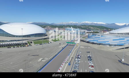 Sochi, Russia la costruzione di bolshoy cupola di ghiaccio a Sochi, Russia per i giochi olimpici invernali 2014. bolshoy palazzo di ghiaccio. antenna la piazza centrale nel parco olimpico di Sochi, Russia. Un anno dopo la XXII edizione dei giochi olimpici invernali. Foto Stock