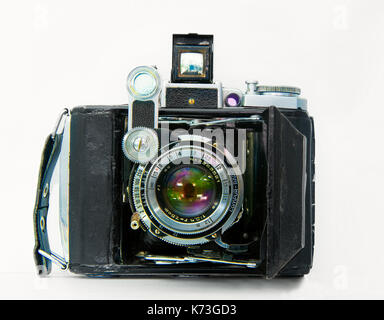 Vecchia fotocamera foto ritagliata su sfondo bianco Foto Stock