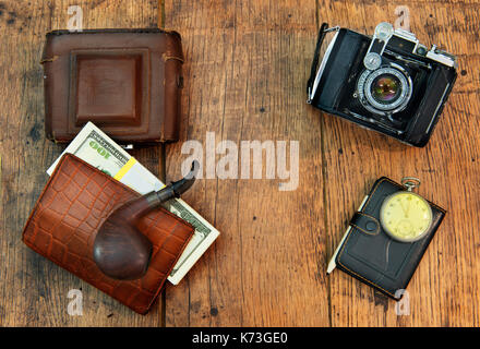 Vecchia macchina fotografica su un sfondo di legno. set di fotografo Foto Stock
