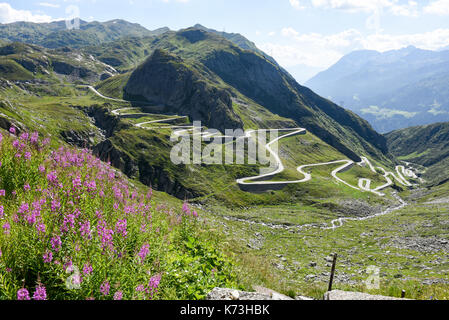 Tremola vecchia strada che conduce a San Gottardo sulle alpi svizzere Foto Stock