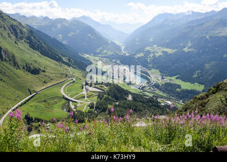 Tremola vecchia strada che conduce a San Gottardo sulle alpi svizzere Foto Stock