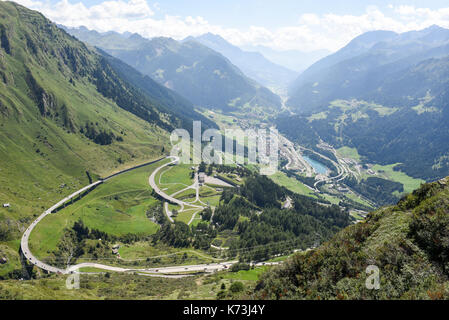 Panorama sulla Valle Leventina dalla strada per il Passo del San Gottardo in Svizzera Foto Stock