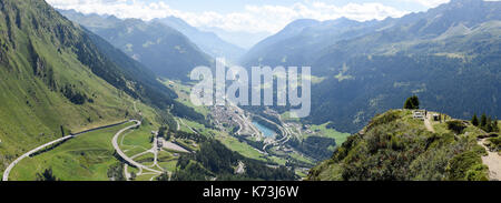 Panorama sulla Valle Leventina dalla strada per il Passo del San Gottardo in Svizzera Foto Stock