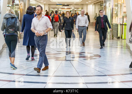 London, Regno Unito - 15 settembre 2017 - Cabot luogo a canary wharf con office i lavoratori a piedi dopo il lavoro Foto Stock