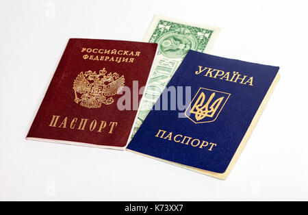 Ucraina e Russia i passaporti con un dollaro americano sullo sfondo bianco Foto Stock