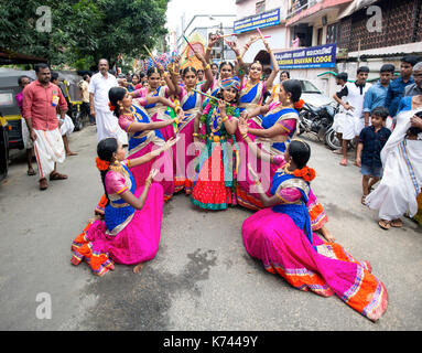 Festival in india,festivals kerala,forme di danza kerala,kathakali,theyyam,pulikkali,tiger ballo,onam,artisti lgbt,colorati festival indiano Foto Stock