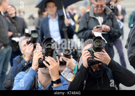 Fotografi che coprono un evento a Trafalgar Square, Londra. Telecamere. Lenti. Persone Foto Stock