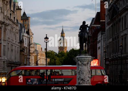 Ammira Whitehall, Londra, verso il Big Ben e la Elizabeth Tower in prima serata, avvicinandoti al tramonto Foto Stock