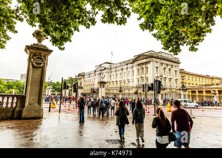 La folla di floccaggio Buckingham Palace di Londra, Buckingham Palace e Buckingham palace edificio, Buckingham palace la folla, Buckingham palace occupato, Londra Foto Stock